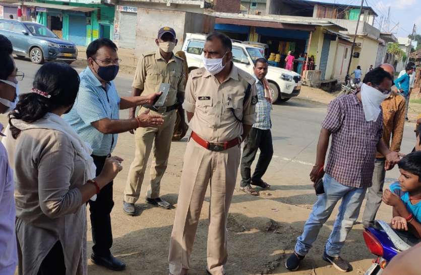Collector came to see the repair of roads सड़कों की मरम्मत देखने पहुंचीं कलेक्टर, कहा- गुणवत्ता से न हो समझौता