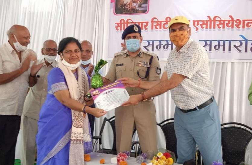 वरिष्ठों का सम्मान : अधिकारियों ने कहा- वरिष्ठजनों की कार्यकुशलता का लाभ शहडोल के विकास में लेंगे वरिष्ठों का सम्मान : अधिकारियों ने कहा- वरिष्ठजनों की कार्यकुशलता का लाभ शहडोल के विकास में लेंगे