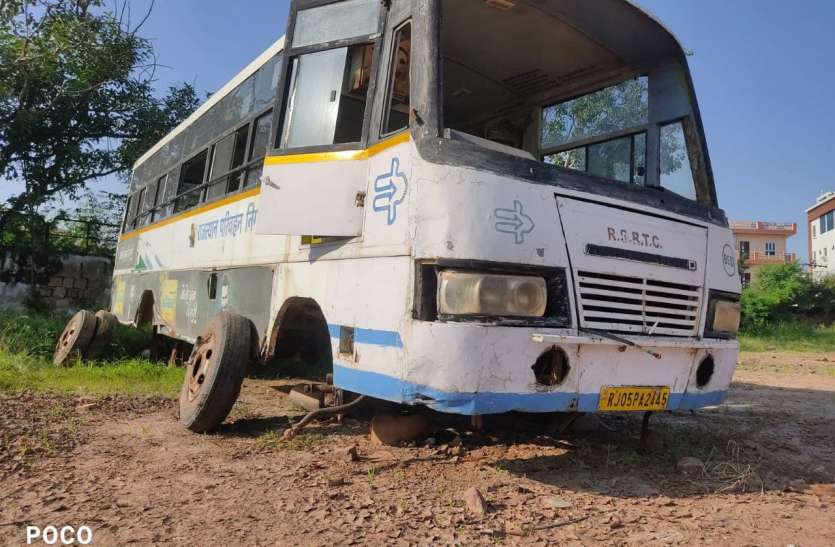 scrap_buses.jpg चार सौ मिडी बसें यार्ड में खड़ी आठ साल पूरे होने का कर रही इंतजार, ताकि कंडम बताकर बाहर किया जा सके