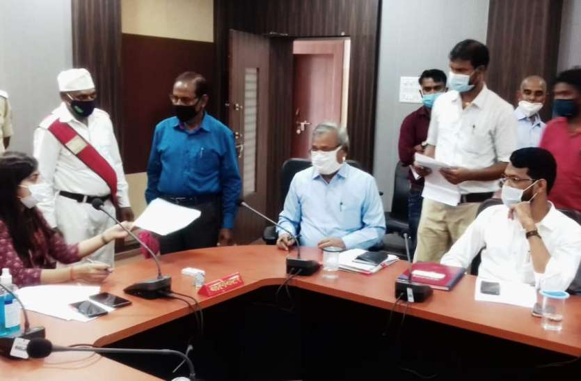 Madam Contractor is not giving honorarium for seven months, department मैडम! ठेकेदार नहीं दे रहा सात माह से मानदेय, मांगने पर विभागीय अधिकारी देते हैं धमकी