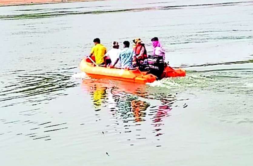अंजली का साहस : लड़कियों को बचाने नदी में कूदी, एक की गर्दन तो दूसरी का हाथ पकड़ बाहर निकाला अंजली का साहस : लड़कियों को बचाने नदी में कूदी, एक की गर्दन तो दूसरी का हाथ पकड़ बाहर निकाला