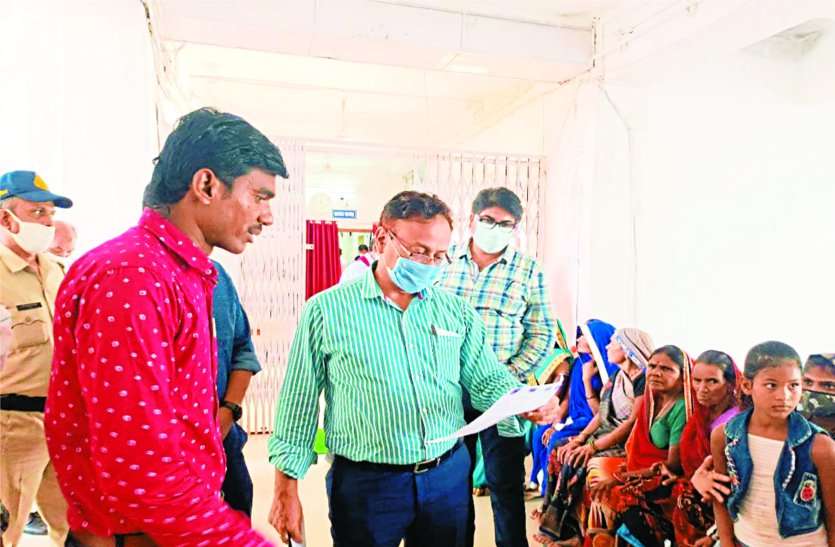 मात्र चार ग्रामवासियों को ही पीएम आवास योजना के तहत राशि प्राप्त हुई है दस वर्ष पहले हुआ था सर्वे, अब तक नहीं मिला आवास का लाभ