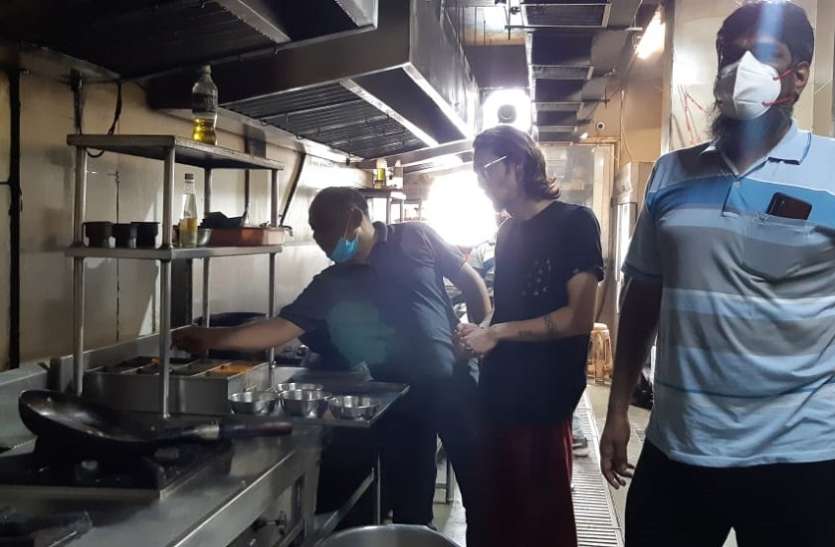 रेस्टारेंट की रसोई में मिले कॉकरोच, मकड़ी रेस्टारेंट की रसोई में मिले कॉकरोच, मकड़ी