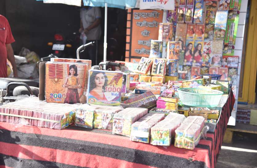 हर साल मंगाते हैं दस करोड़ के पटाखे, नहीं बिकने से एक साल बाद हो जाएंगे खराब पटाखा विक्रेताओं को फिर लगा झटका प्रतिबंध से पांच करोड़ का माल अटका