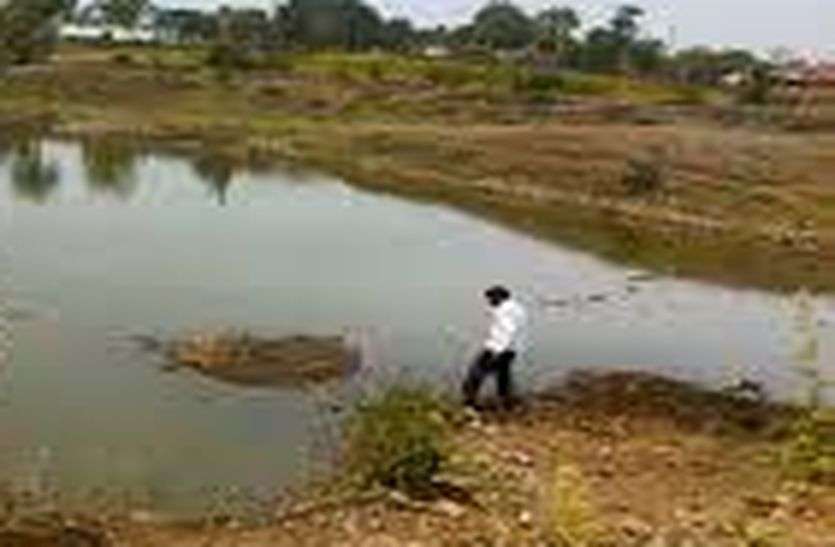 Dead body of young man found floating in puddle, sensation spread in the town पोखर में तैरता मिला युवक का शव, कस्बे में फैली सनसनी