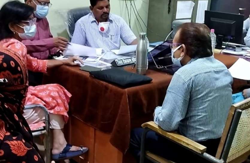 Durg जांच अधिकारी ने पति से पूछे यह सवाल, निजी अस्पतालों के जिम्मेदारों को भी किया तलब Durg जांच अधिकारी ने पति से पूछे यह सवाल, निजी अस्पतालों के जिम्मेदारों को भी किया तलब