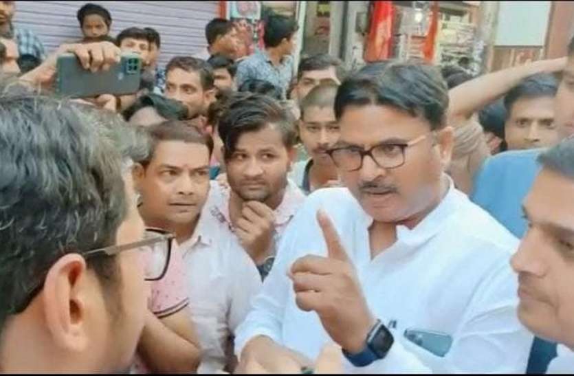 बिल वसूलने पहुंचे बिजली कंपनी के अधिकारी और दुकानदारों में नोक झोंक बिल वसूलने पहुंचे बिजली कंपनी के अधिकारी और दुकानदारों में नोक झोंक
