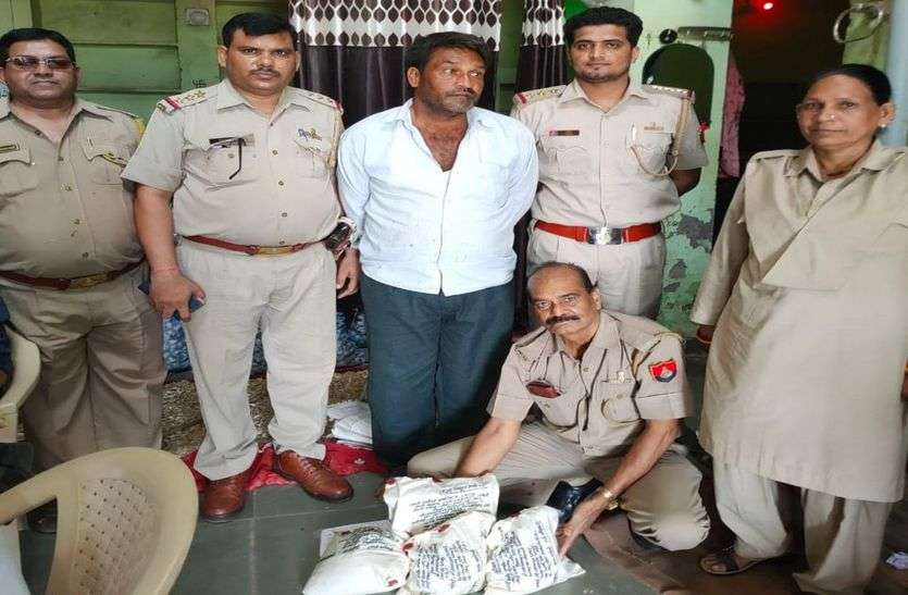 मकान पर दबिश, साढे सात किलो अफीम पकड़ी, एक गिरफ्तार मकान पर दबिश, साढे सात किलो अफीम पकड़ी, एक गिरफ्तार