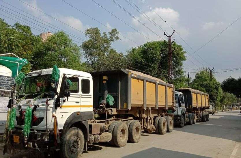 बजरी का अवैध परिवहन करते चार वाहन जब्त, चालक डिटेन बजरी का अवैध परिवहन करते चार वाहन जब्त, चालक डिटेन