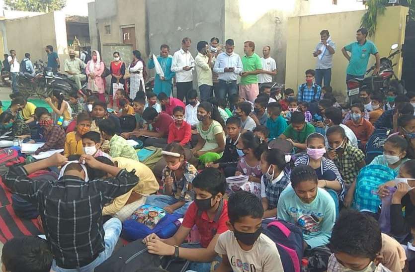 बांदीकुई . स्कूल पर तालाबंदी कर किया प्रदर्शन बांदीकुई . स्कूल पर तालाबंदी कर किया प्रदर्शन