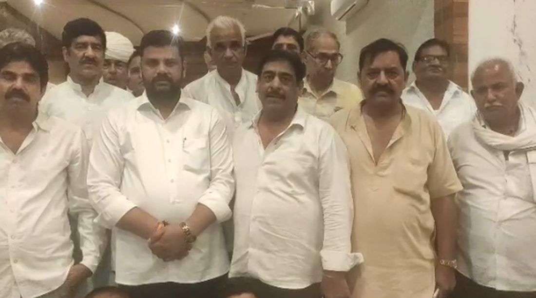 वल्लभनगर विधानसभा क्षेत्र की एक होटल में बैठक के बाद एकजुट होकर झाला के नाम पर समर्थन की सहमति जताते हुए। - पत्रिका