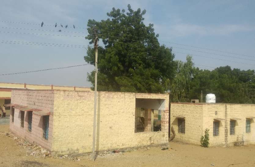विद्यालय परिसर में झूल रहे विद्युत तार, विद्यार्थियों को खतरा विद्यालय परिसर में झूल रहे विद्युत तार, विद्यार्थियों को खतरा