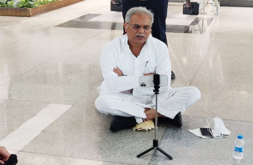 CM bhupesh Baghel सीएम बघेल का लखनऊ एयरपोर्ट पर 3 घंटे धरना, यूपी सरकार के अफसरों ने धारा 144 का हवाला देकर रोका