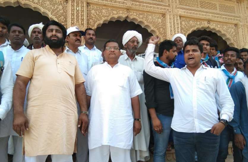 विरोध प्रदर्शन के बाद ज्ञापन लेकर पहुंचे कांग्रेस नेता, कलक्टर के मना करने पर उखड़े विरोध प्रदर्शन के बाद ज्ञापन लेकर पहुंचे कांग्रेस नेता, कलक्टर के मना करने पर उखड़े