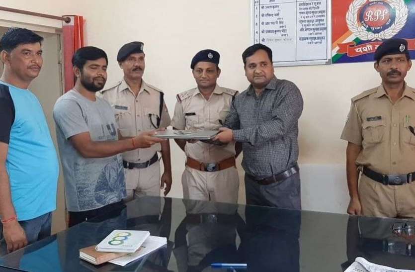 Unclaimed bag made effort, money was filled inside लावारिस बैग ने कराई मशक्कत, अंदर भरे थे रुपए
