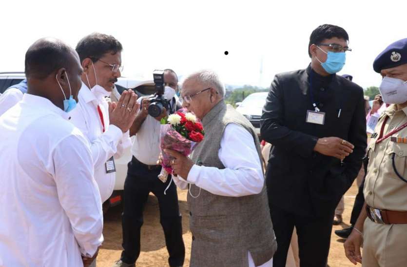 Guard of honor given after welcoming the governor राज्यपाल के स्वागत के बाद दिया गार्ड ऑफ ऑनर