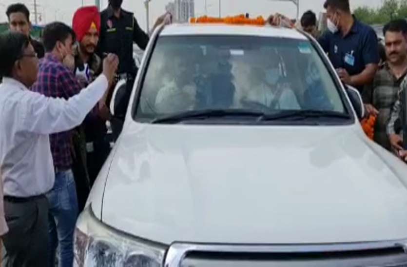 ghaziabad.jpg लखीमपुर खीरी जा रहे सचिन पायलट के काफिले को गाजीपुर बॉर्डर पर रोका, सिर्फ 4 लोगों को मिली अनुमति