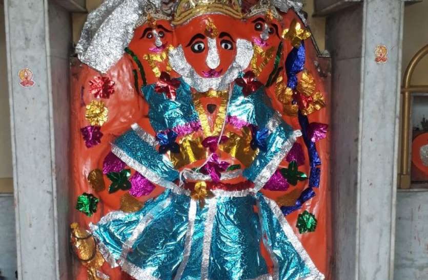 हनुमानजी के कंधों पर विराजित हैं भगवान राम व लक्ष्मण हनुमानजी के कंधों पर विराजित हैं भगवान राम व लक्ष्मण