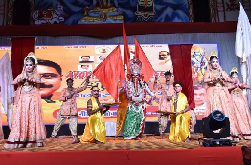 सरयू तट पर शुरू हुई अयोध्या की रामलीला, पर्यटन मंत्री नीलकंठ तिवारी ने किया उद्घाटन सरयू तट पर शुरू हुई अयोध्या की रामलीला, पर्यटन मंत्री नीलकंठ तिवारी ने किया उद्घाटन