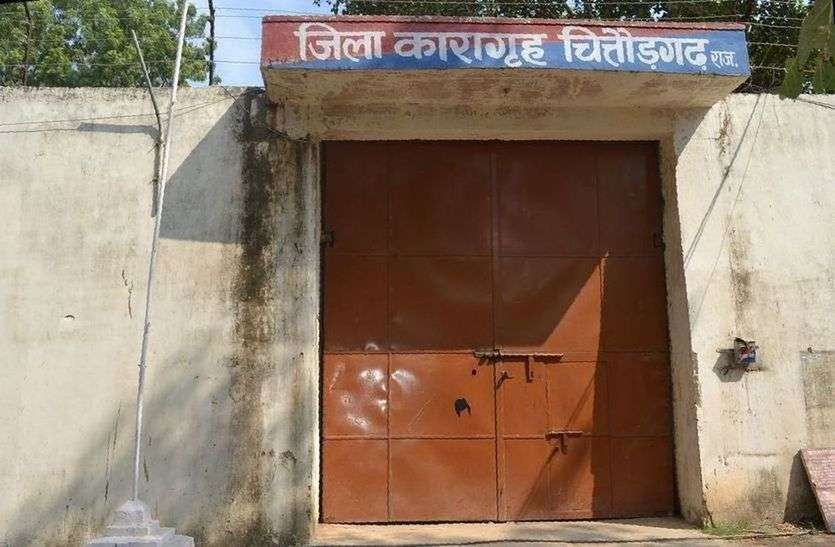 जिला कारागृह की बैरकों में मिले बाहर मोबाइल, हड़ताल पर उतरें बंदी जिला कारागृह की बैरकों में मिले बारह मोबाइल, हड़ताल पर उतरें बंदी