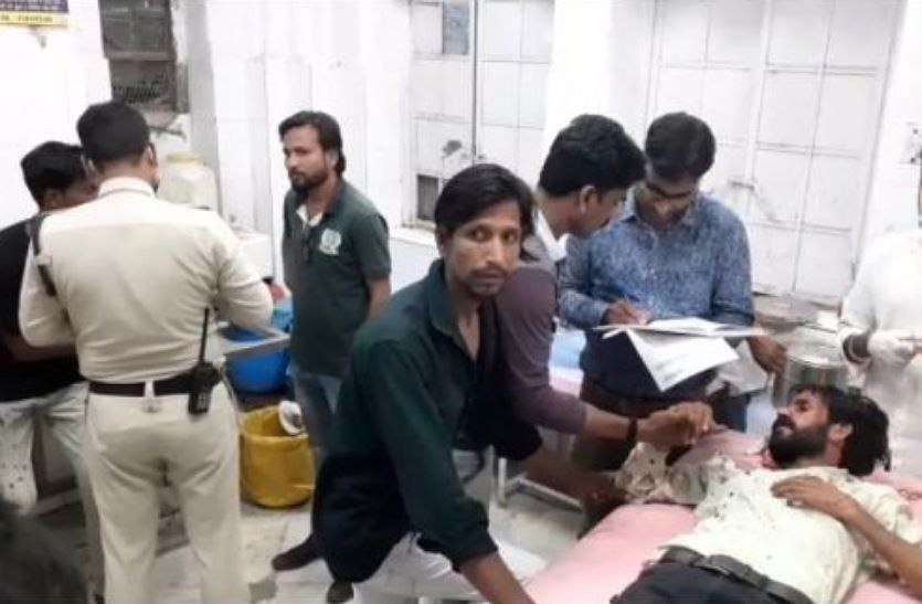 दो पक्षों में जमकर विवाद, चाकूबाजी में चार घायल दो पक्षों में जमकर विवाद, चाकूबाजी में चार घायल