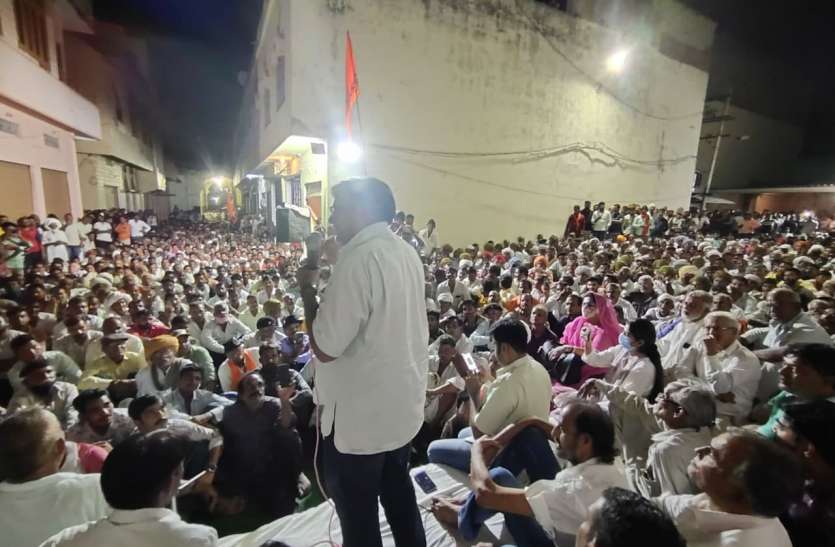 भींडर राजमहल में आयोजित जनता सेना की बैठक में उपस्थित कार्यकर्ता व सम्बोधित करते भींडर। VallabhNagar By Election : भींडर बोले- एक भाजपा नेता का फोन आया दीपेन्द्र को टिकट दें, कार्यकर्ताओं से पूछा आप साथ रहेंगे क्या ?