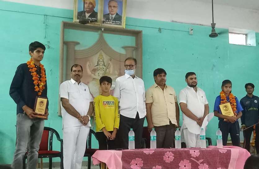 players honored खिलाडिय़ों को सम्मानित