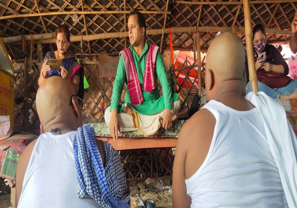 Pitru Paksha 2021: प्रयागराज में पिंडदान को उमड़ा श्रद्धालुओं का हुजूम, संगम घाट के किनारे पिंडदान का है विशेष महत्व