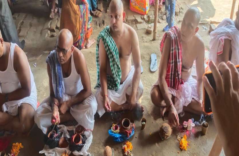 Pitru Paksha 2021: prayagraj pindadaan importance Pitru Paksha 2021: प्रयागराज में पिंडदान को उमड़ा श्रद्धालुओं का हुजूम, संगम घाट के किनारे पिंडदान का है विशेष महत्व