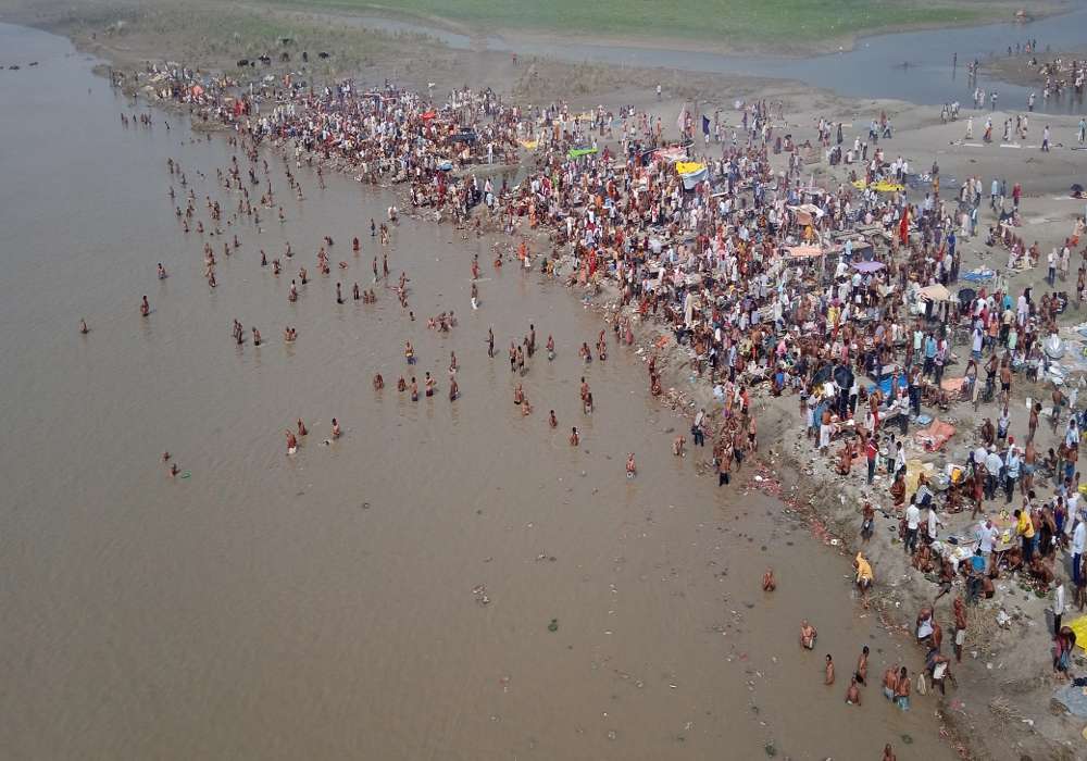 Pitru Paksha 2021: प्रयागराज में पिंडदान को उमड़ा श्रद्धालुओं का हुजूम, संगम घाट के किनारे पिंडदान का है विशेष महत्व