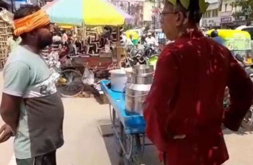 Police commissioner roamed streets in disguise policemen found playing वेष बदलकर सड़कों पर घूमे पुलिस कमिश्नर, चौकी में गेम खेलते मिले पुलिसकर्मी