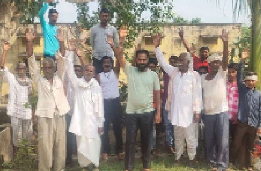 लाइनों के नीचे से काटे बड़े पेड़,ग्रामीणों ने विरोध प्रदर्शन करके लगाया जाम लाइनों के नीचे से काटे बड़े पेड़,ग्रामीणों ने विरोध प्रदर्शन करके लगाया जाम