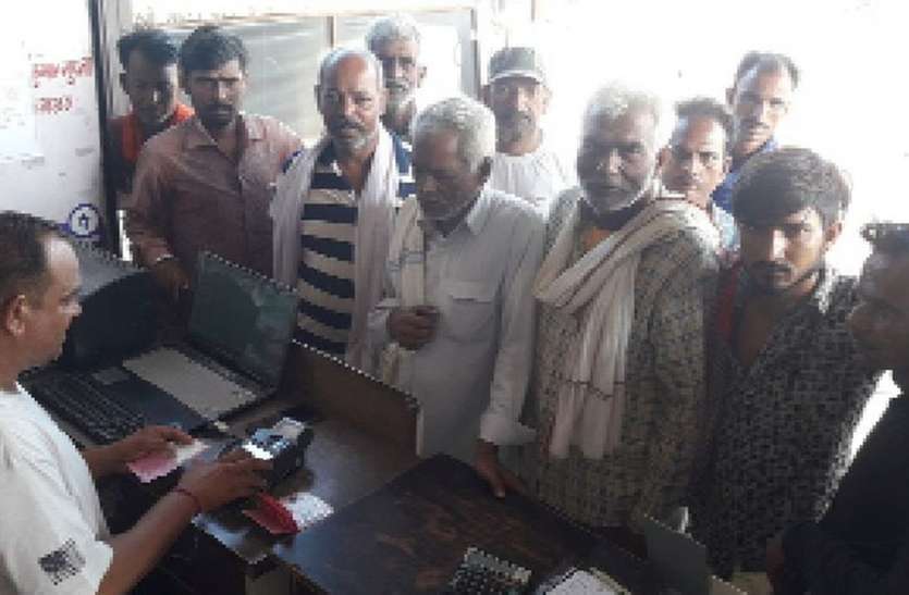 डीएपी की किल्लत ने बढ़ाई किसानों की परेशानी डीएपी की किल्लत ने बढ़ाई किसानों की परेशानी