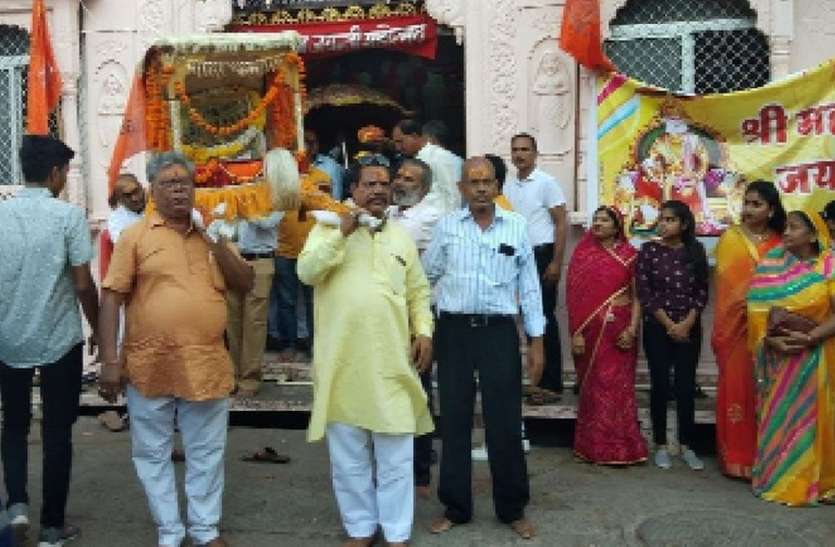 जयकारे लगाए, विमान यात्रा निकाली जयकारे लगाए, विमान यात्रा निकाली