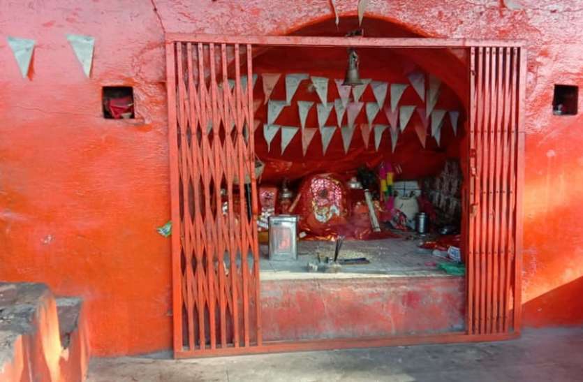 पहाड़ी में गुफा और कंदराओं का प्राकृतिक स्थान पहाड़ी में गुफा और कंदराओं का प्राकृतिक स्थान