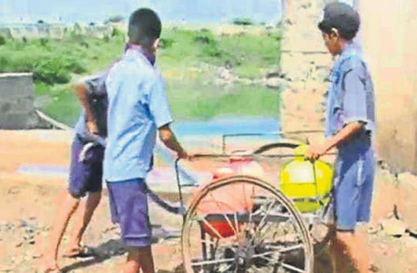 विद्यार्थियों पर बर्तन मांजने और खाना पकाने की जिम्मेदारी विद्यार्थियों पर बर्तन मांजने और खाना पकाने की जिम्मेदारी