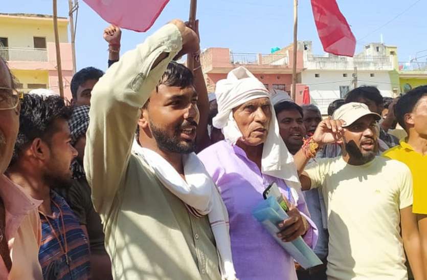 खाद की किल्लत: किसानों ने किया तहसील कार्यालय पर प्रदर्शन खाद की किल्लत: किसानों ने किया तहसील कार्यालय पर प्रदर्शन
