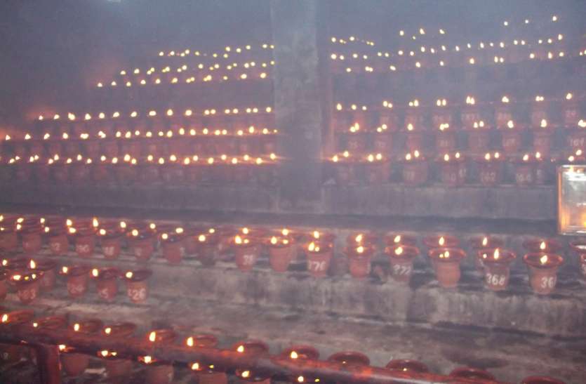 देवी मंदिरों में ज्योत प्रज्वलित, दर्शन के लिए उमड़े श्रद्धालु देवी मंदिरों में ज्योत प्रज्वलित, दर्शन के लिए उमड़े श्रद्धालु