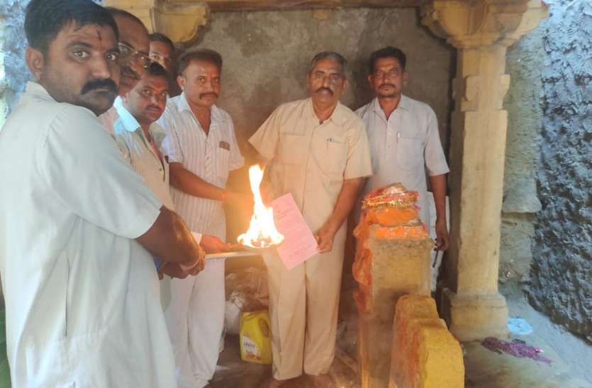 नवरात्र स्थापना पर छतरियों का पूजन, लगाए जयकारे नवरात्र स्थापना पर छतरियों का पूजन, लगाए जयकारे