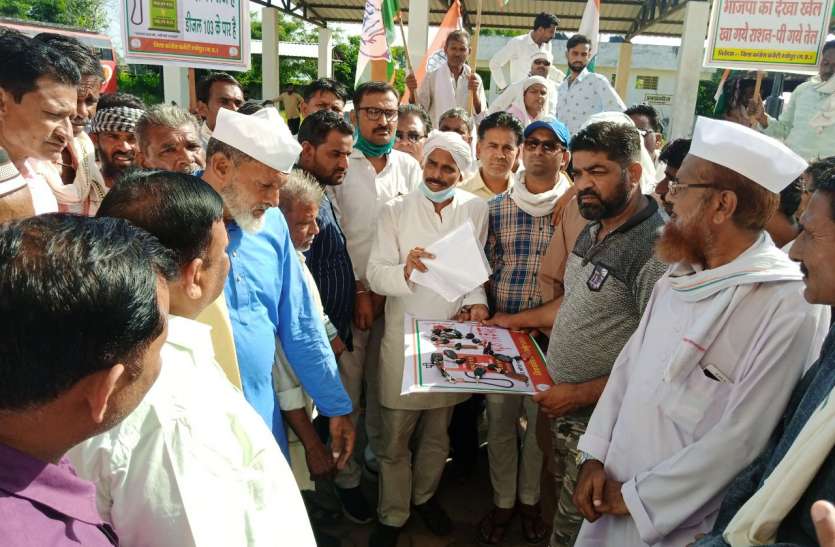 कांग्रेसियों ने आरटीओ को सौंपी वाहनों की चाबियां, बोले-महंगाई में अब नहीं चला पा रहे कांग्रेसियों ने आरटीओ को सौंपी वाहनों की चाबियां, बोले-महंगाई में अब नहीं चला पा रहे