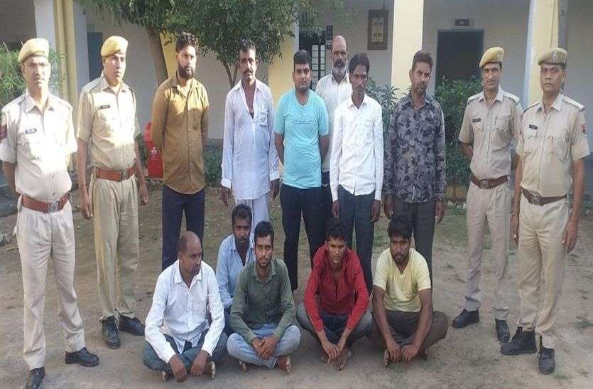 ऐन वक्त पर पहुंची काढ़ा गांव में पुलिस, वर्ना हो जाता खुन खराबा ऐन वक्त पर पहुंची काढ़ा गांव में पुलिस, वर्ना हो जाता खुन खराबा