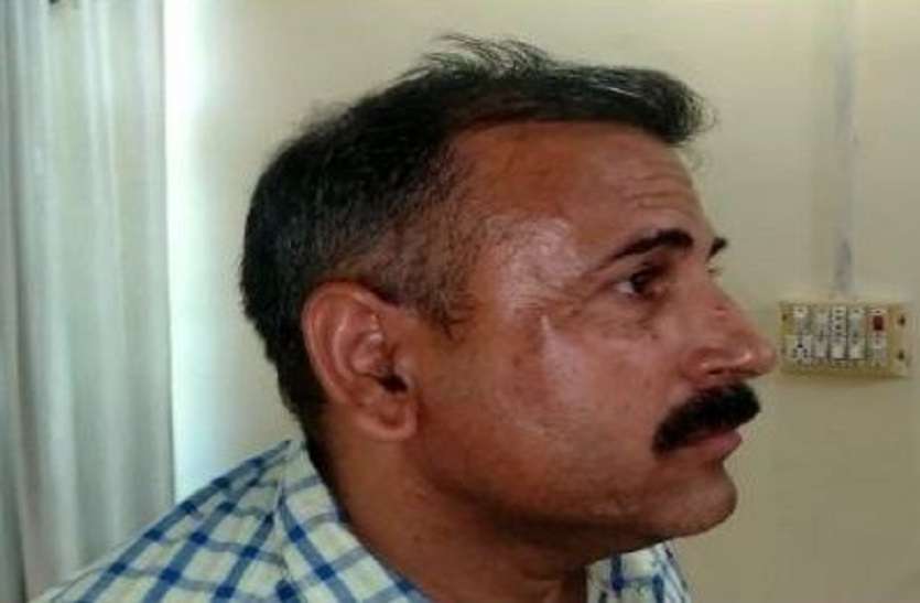 तस्करों ने घिरने पर पुलिस पर की फायङ्क्षरग, एक कांस्टेबल लगा छर्रा तस्करों ने घिरने पर पुलिस पर की फायङ्क्षरग, एक कांस्टेबल लगा छर्रा
