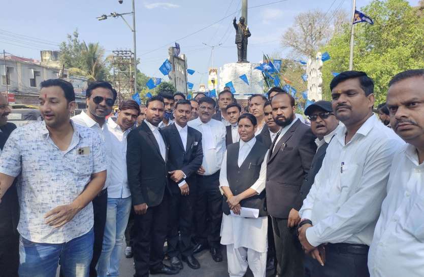 Lawyers protest अदालतों में पैरवी करने नहीं गए वकील, पूरे प्रदेश में हुआ विरोध- देखें वीडियो
