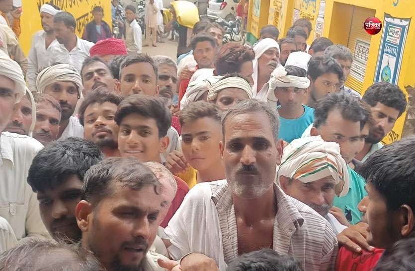 रबी की फसल पर संकट, खाद की कमी से किसान हो रहे है परेशान रबी की फसल पर संकट, खाद की कमी से किसान हो रहे है परेशान