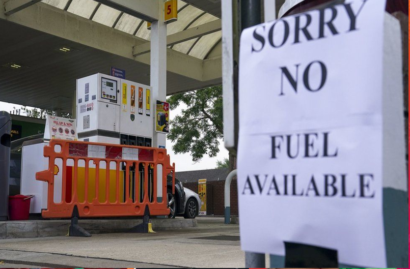ब्रिटेन : सेना ने संभाली मालवाहक वाहन संचालन की जिम्मेदारी Fuel Crisis In UK : सेना ने संभाली मालवाहक वाहन संचालन की जिम्मेदारी