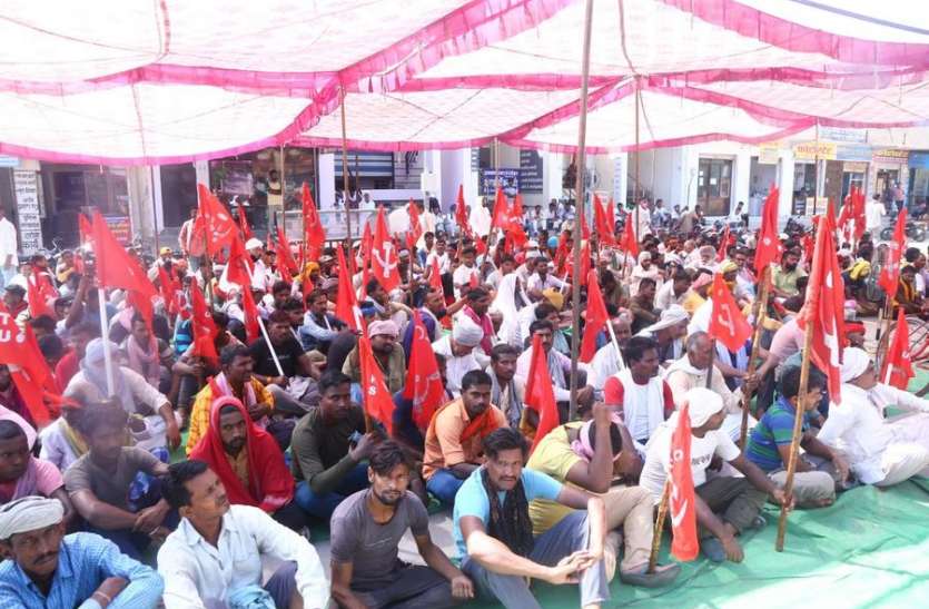 दोषी पुलिस अधिकारी के खिलाफ कार्रवाई की मांग पर अड़े, दूसरे दौर की वार्ता भी विफल, ग्यारह को प्रशासन ठप करेंगे दोषी पुलिस अधिकारी के खिलाफ कार्रवाई की मांग पर अड़े, दूसरे दौर की वार्ता भी विफल, ग्यारह को प्रशासन ठप करेंगे