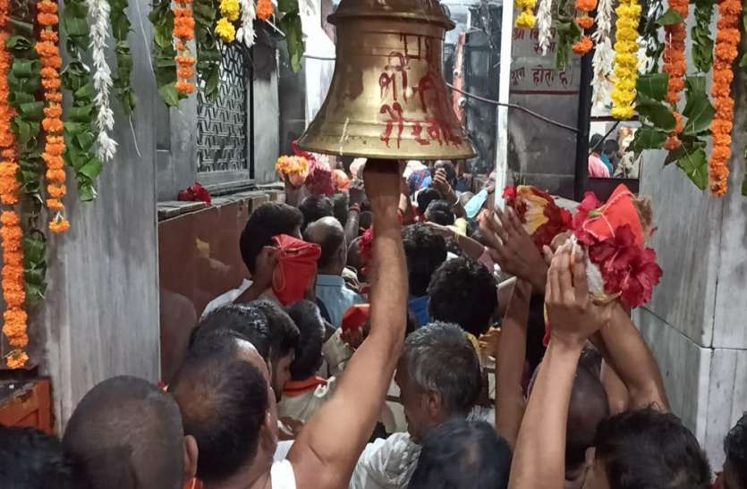 नवरात्र 2021 : विंध्याचल में दूसरे दिन मां ब्रह्मचारिणी की पूजा, उमड़ा भक्तों का सैलाब नवरात्र 2021 : विंध्याचल में दूसरे दिन मां ब्रह्मचारिणी की पूजा, उमड़ा भक्तों का सैलाब