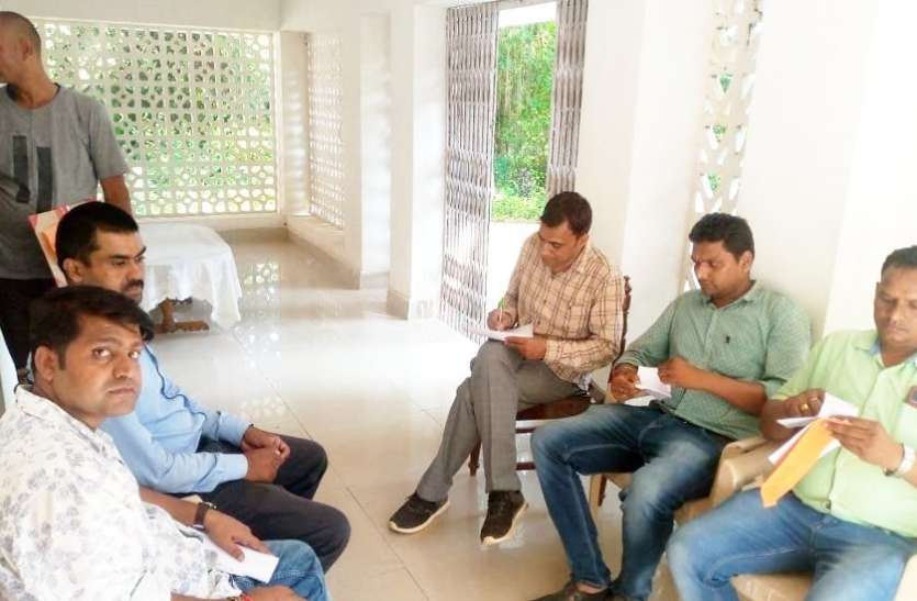Lokayukta team took action on forest officer in Singrauli एसडीओ के आदेश पर भी नहीं छोड़ रहा था डंपर, वनरक्षक 10 हजार रुपए की रिश्वत लेते गिरफ्तार