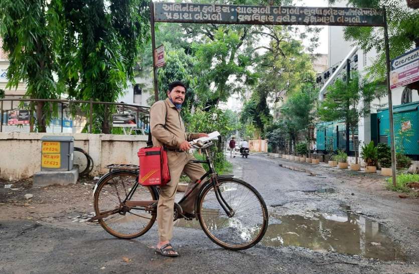 विश्व डाक दिवस पर विशेष: डाकिए हुए डिजिटल, चिट्ठी ही नहीं पैसे लेकर भी पहुंचते हैं घर विश्व डाक दिवस पर विशेष: डाकिए हुए डिजिटल, चिट्ठी ही नहीं पैसे लेकर भी पहुंचते हैं घर