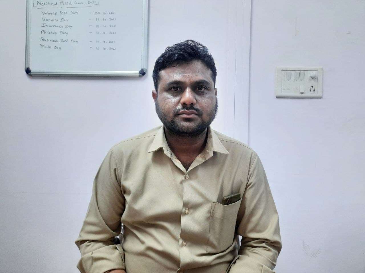 विश्व डाक दिवस पर विशेष: डाकिए हुए डिजिटल, चिट्ठी ही नहीं पैसे लेकर भी पहुंचते हैं घर